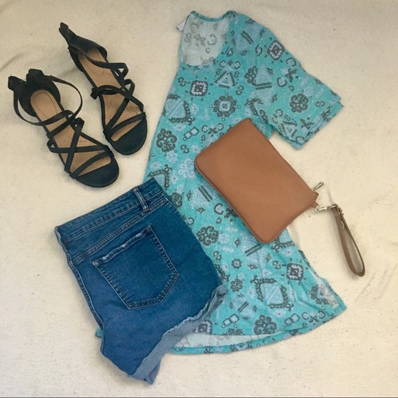 LuLaRoe Tops - LLR Perfect Tee